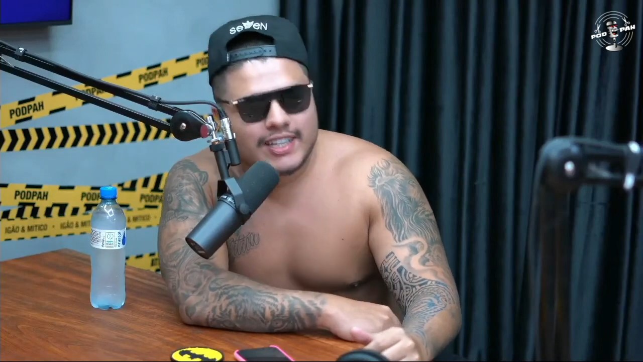 Ig O E M Tico Sem Camisa No Podpah Semcamisacaps